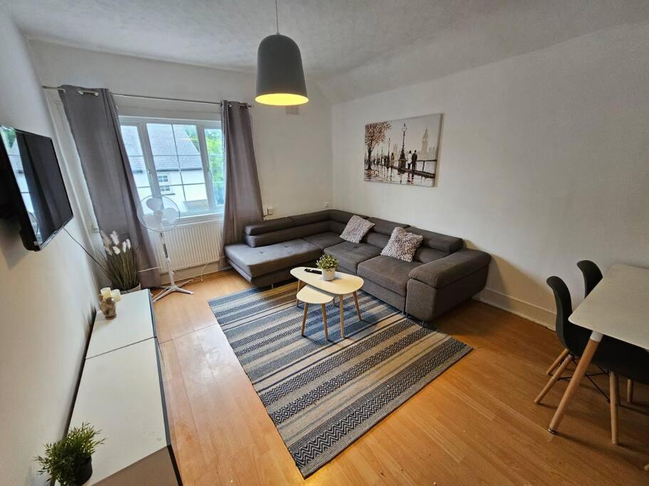 Harry Potter's Leavesden Retreat: Stylish 2-bed Serviced
