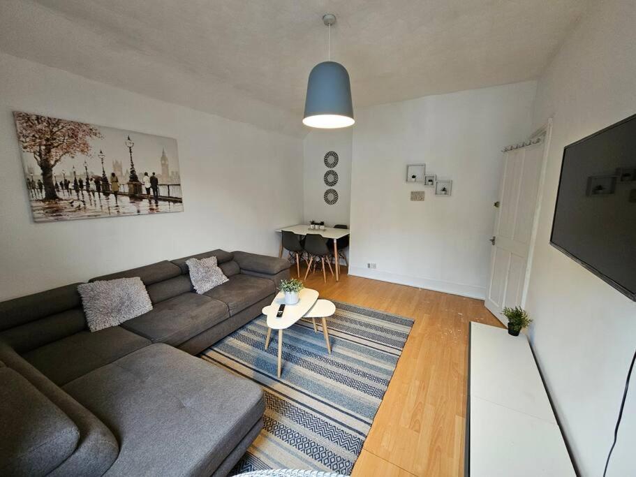 Harry Potter's Leavesden Retreat: Stylish 2-bed Serviced Apartment