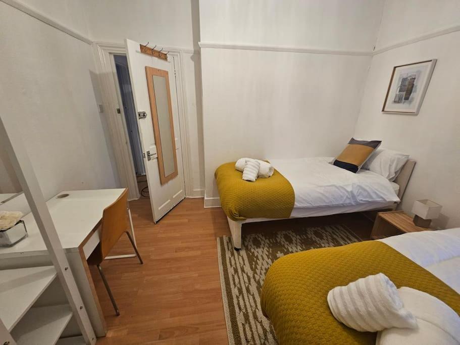 Harry Potter's Leavesden Retreat: Stylish 2-bed Serviced Apartment *