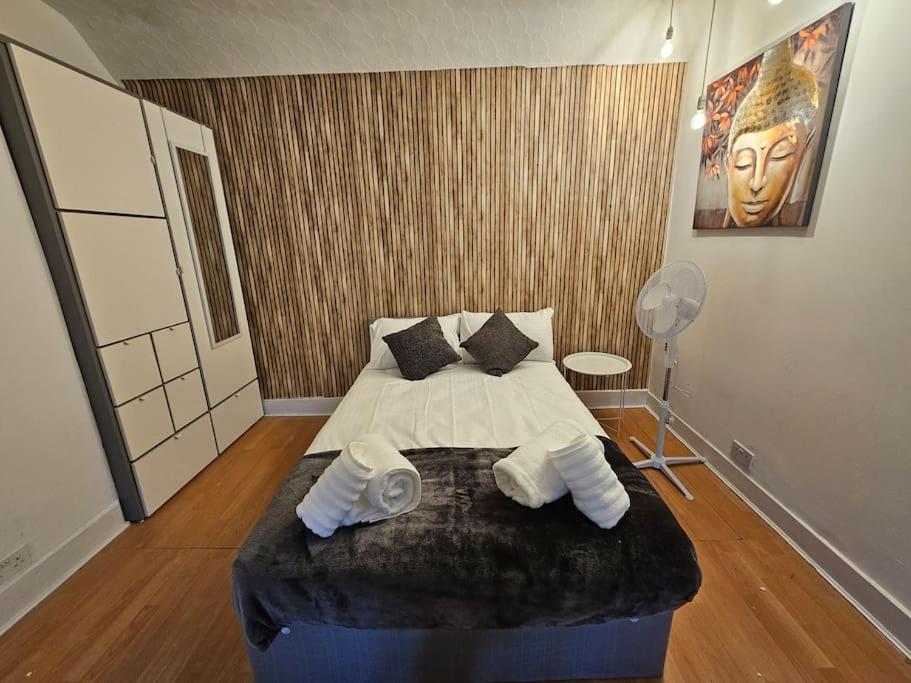 Harry Potter's Leavesden Retreat: Stylish 2-bed Serviced Apartment