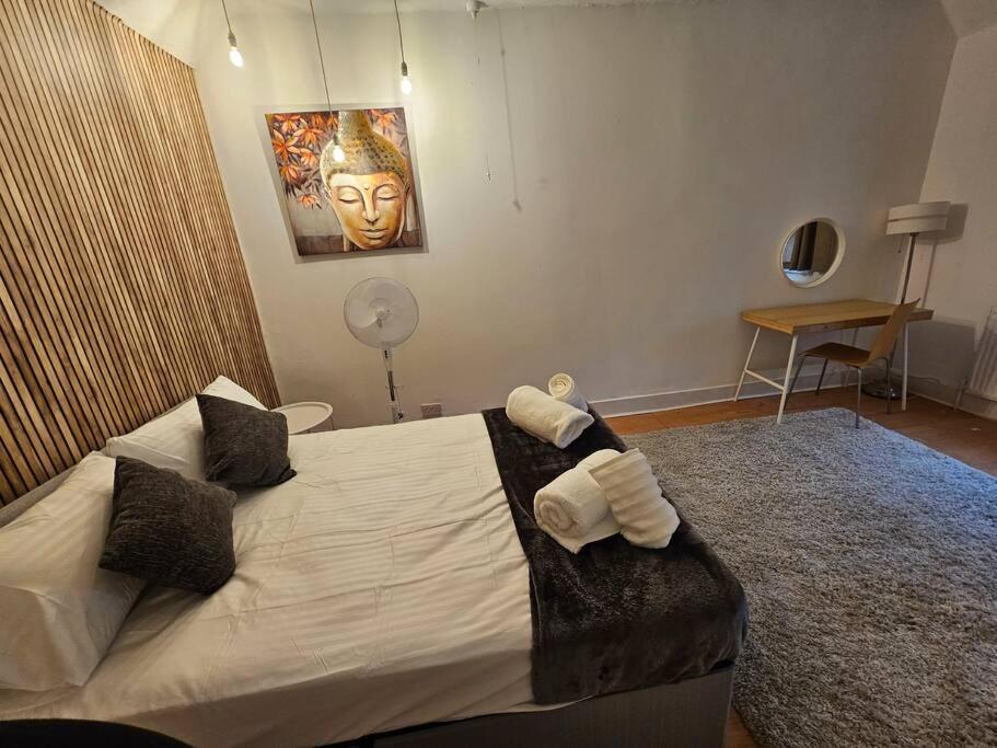 Harry Potter's Leavesden Retreat: Stylish 2-bed Serviced