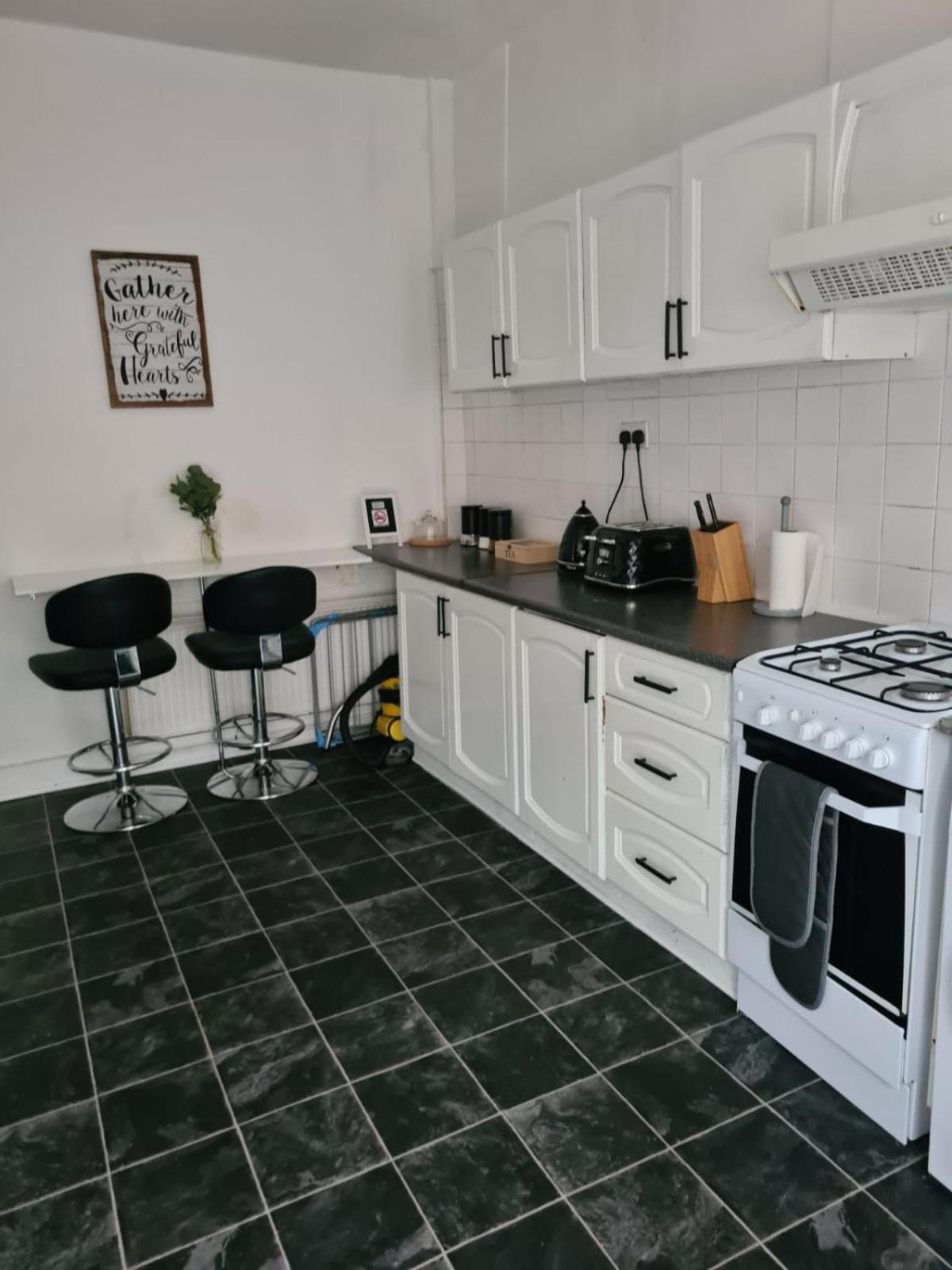 Harry Potter's Leavesden Retreat: Stylish 2-bed Serviced