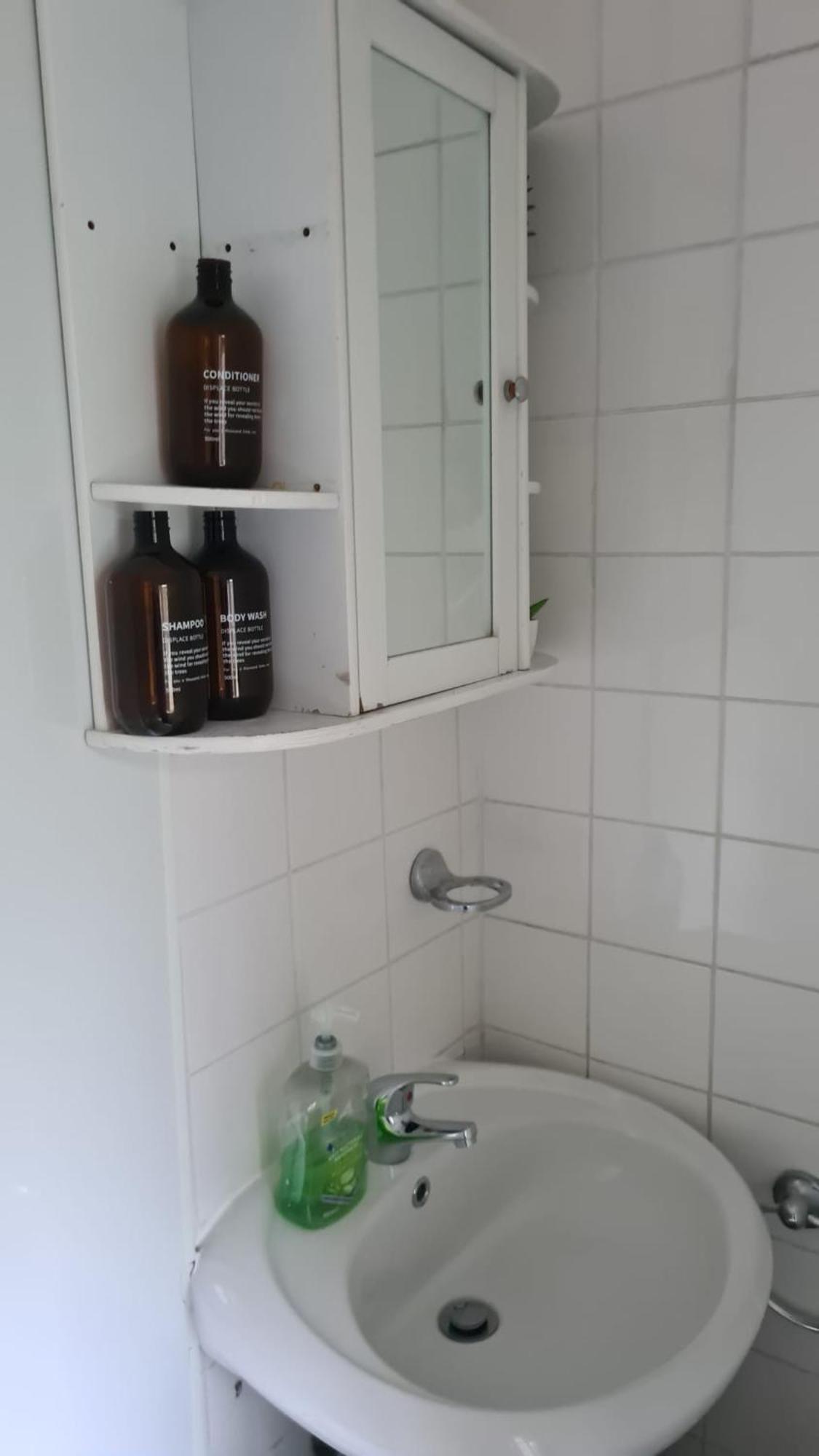 Harry Potter's Leavesden Retreat: Stylish 2-bed Serviced Apartment