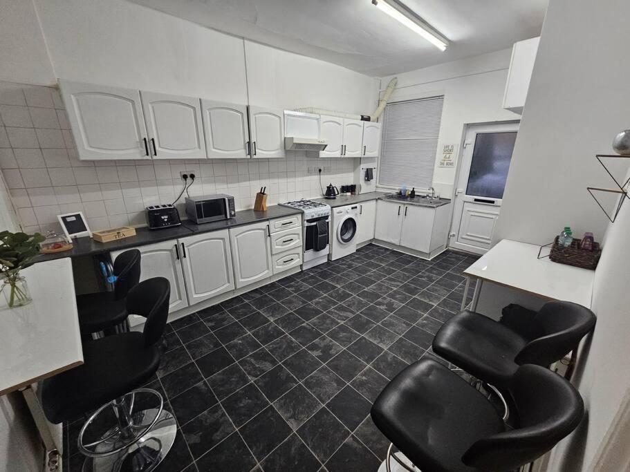 Harry Potter's Leavesden Retreat: Stylish 2-bed Serviced Apartment Sarratt