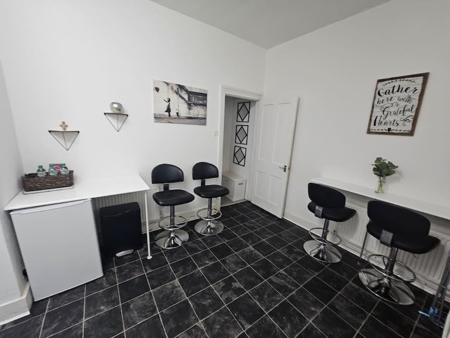 Harry Potter's Leavesden Retreat: Stylish 2-bed Serviced *