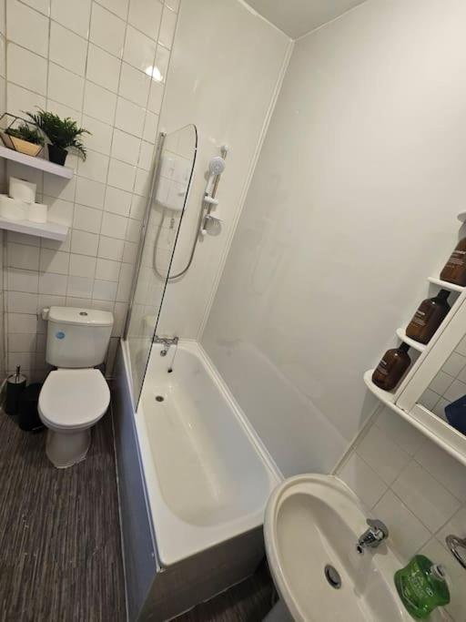 Harry Potter's Leavesden Retreat: Stylish 2-bed Serviced