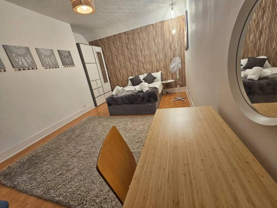 Harry Potter's Leavesden Retreat: Stylish 2-bed Serviced Apartment