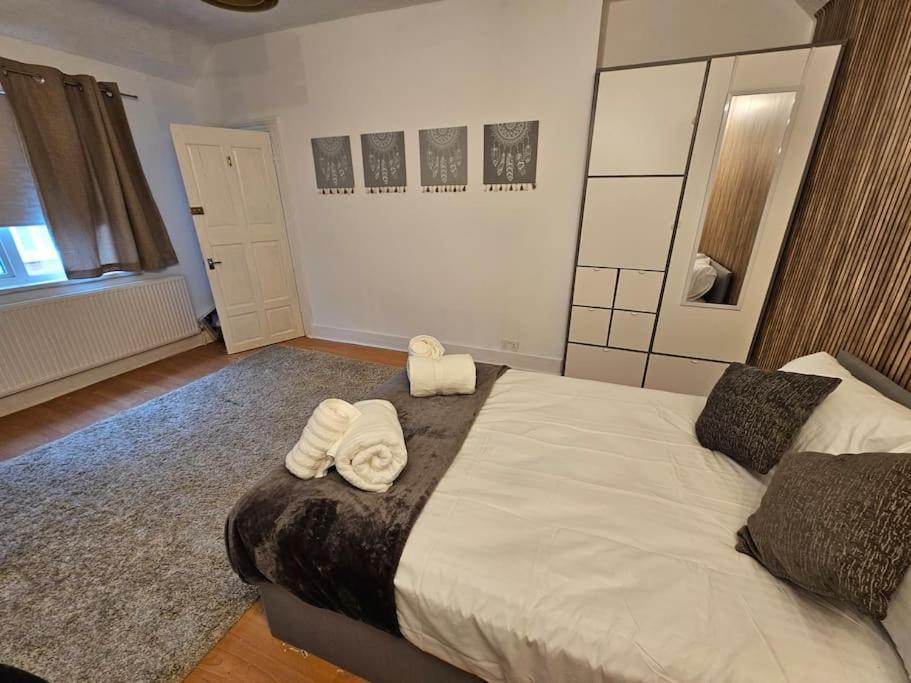 Harry Potter's Leavesden Retreat: Stylish 2-bed Serviced *