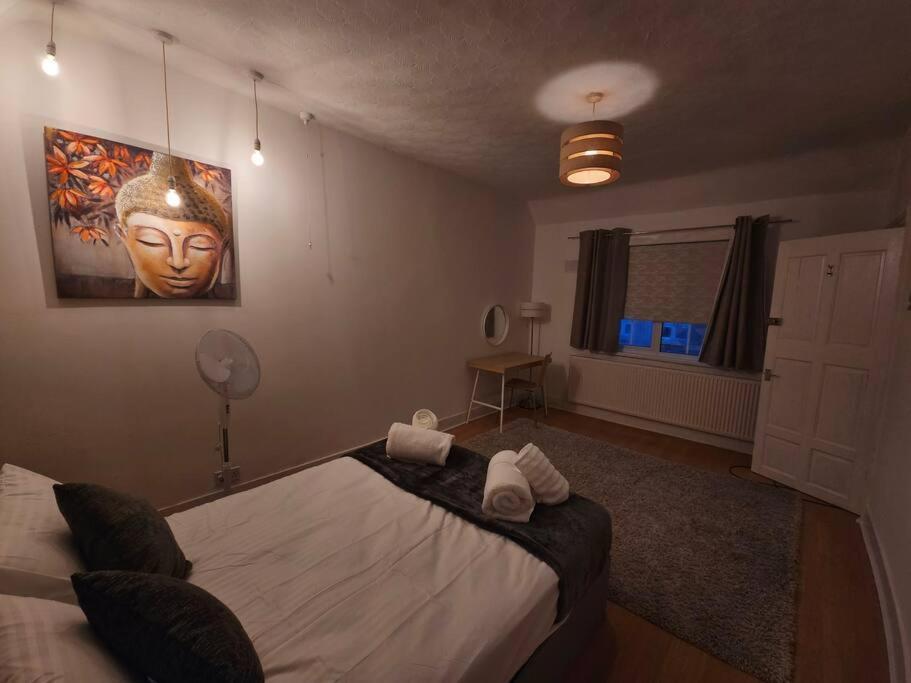 Harry Potter's Leavesden Retreat: Stylish 2-bed Serviced Sarratt